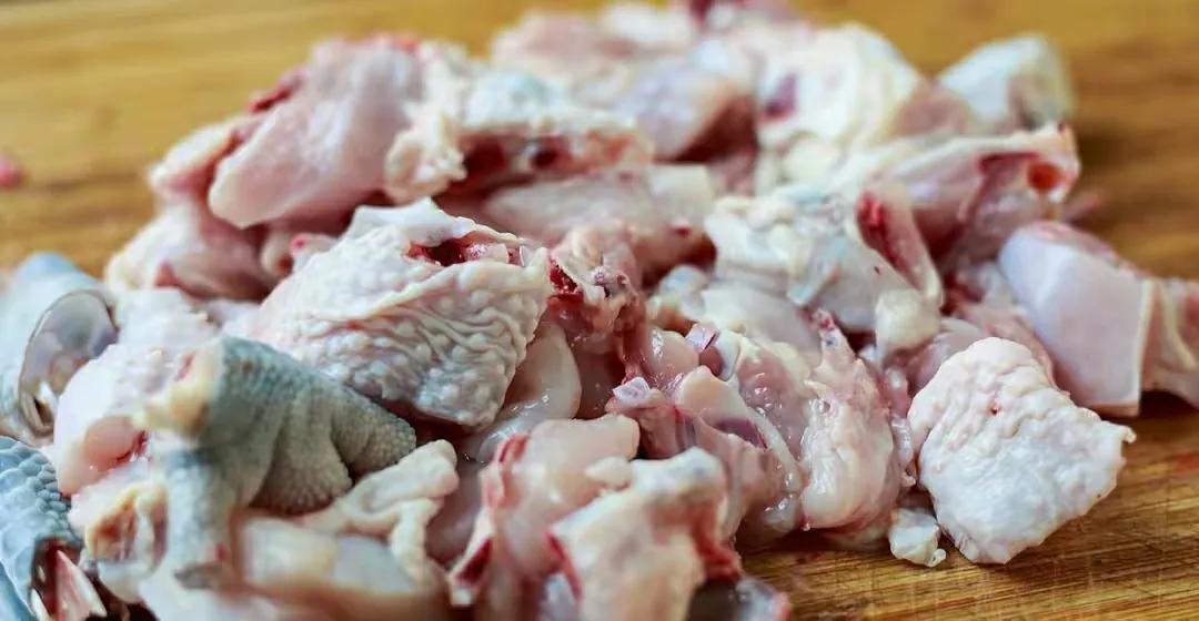 炖鸡块，鸡块焯水就错了，难怪腥气发柴不好吃，大厨：这样做才对