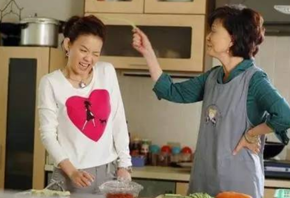 江西一女大学生体贴家长，利用寒假期间上街卖烤肠，10天净赚2600