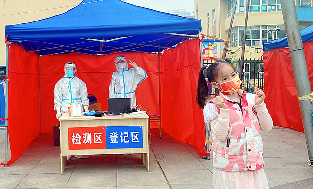 把检测点当秀场？家长让孩子给“大白”跳舞，还在一旁不停拍照