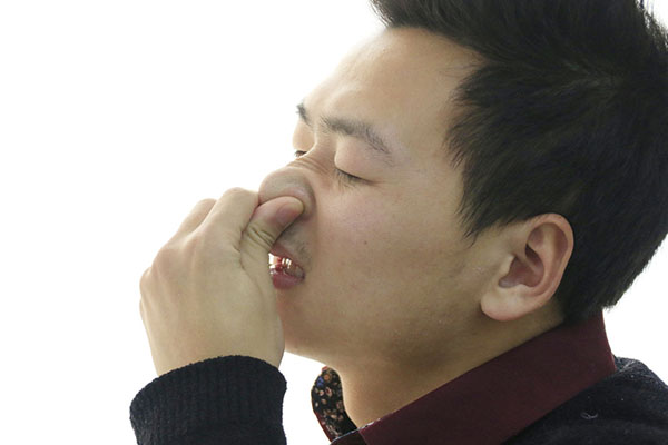 为什么有的人拉出的大便特别臭？大便气味异常，提示3种肠胃疾病