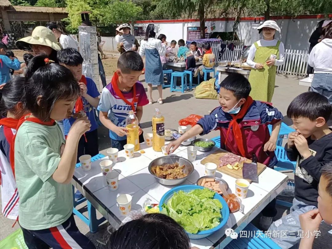 四川天府新区三星小学在学生中开展餐厨活动以实践劳动课程