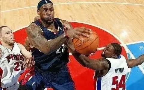 nba詹姆斯为什么这么强(NBA历史总得分第一：勒布朗·詹姆斯的得分、位置和打法的变化)