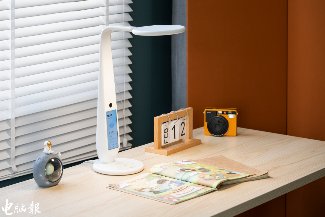 有道智能学习灯体验：是护眼灯，也是智能学习助手