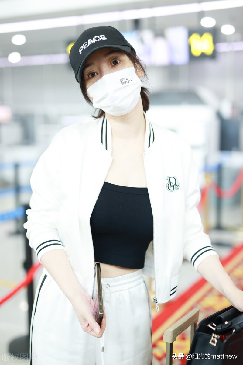 柳岩身穿白色拉链外套搭条纹运动裤时尚大气