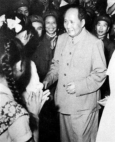 1960年毛主席在杭州听戏，演出结束，毛泽东：白牡丹，我请你跳舞