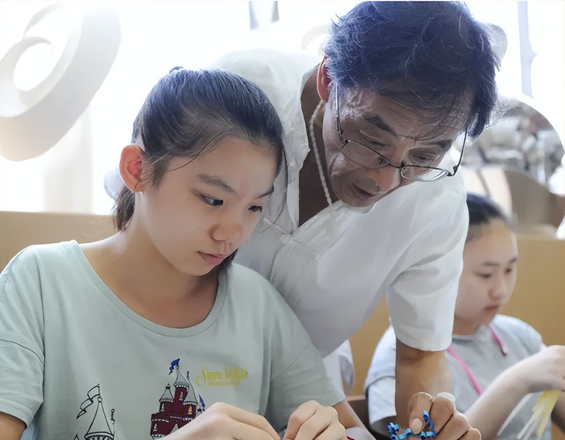 教师行业迎来整改，“严抓”举措已提升日程，老教师恐面临大危机