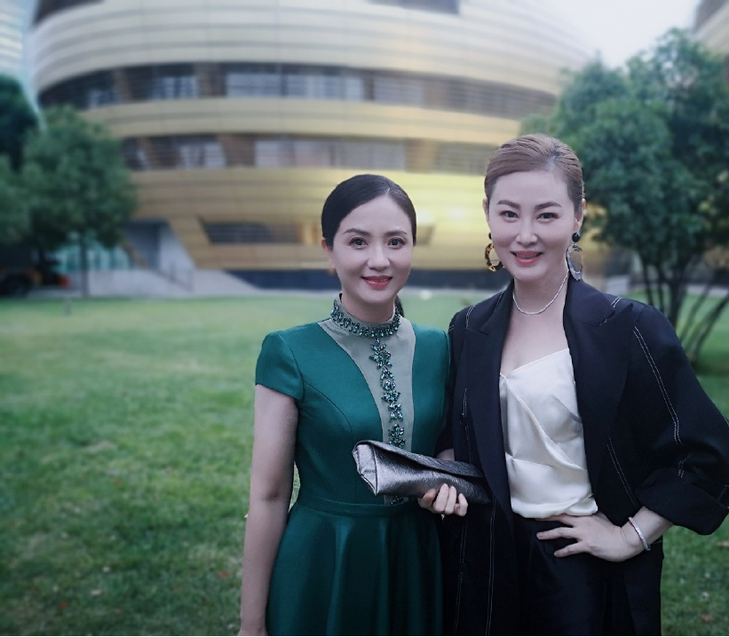 56岁陶慧敏坚守自然美！不减肥不浓妆，墨绿长裙配鹅蛋脸风韵犹存