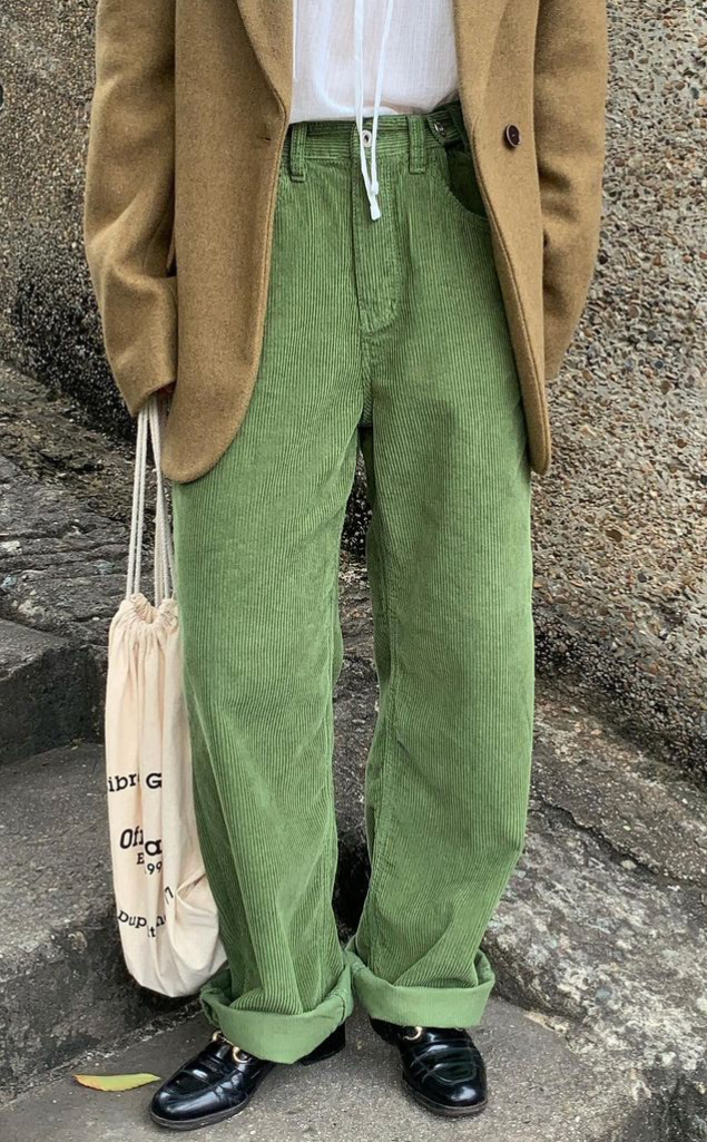 复古棕或者紫色都完全能和绿色组合,但是这种搭配出彩却不够日常,建议