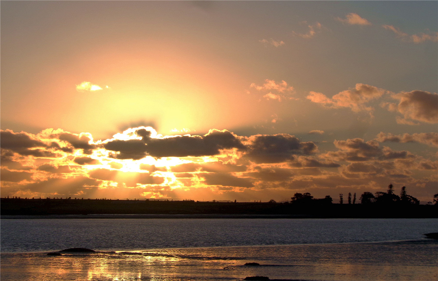 海边的夕阳，一片橙红橙红的