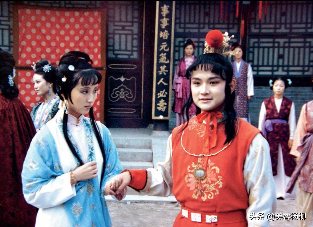 王扶林说，我们的服装是很靓的，特别是王熙凤那套，简直太漂亮了