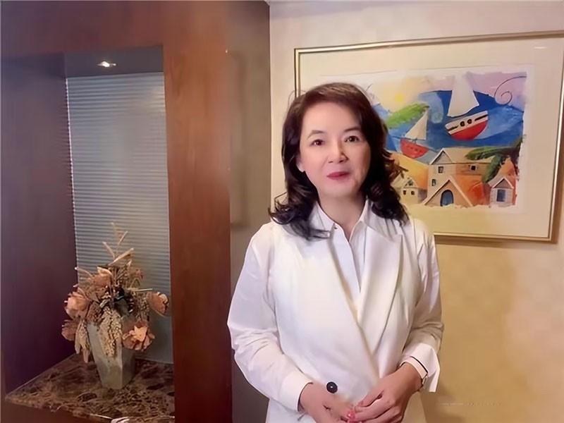 65岁自然老去的胡慧中，穿着高调时髦又洋气，到老都气质优雅