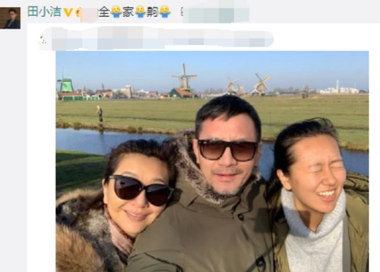 54岁江珊双手挽吴刚手臂，动作亲密被指不合适，与靳东分手后隐婚