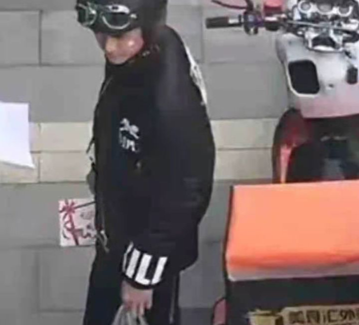 蒋劲夫退圈后生活悠闲，和大妈跳广场舞无人识，曾被拍搬货送外卖