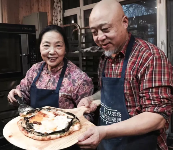 妻子是央视制作人，丈夫是老师，6旬夫妻退休后做面包火到了法国