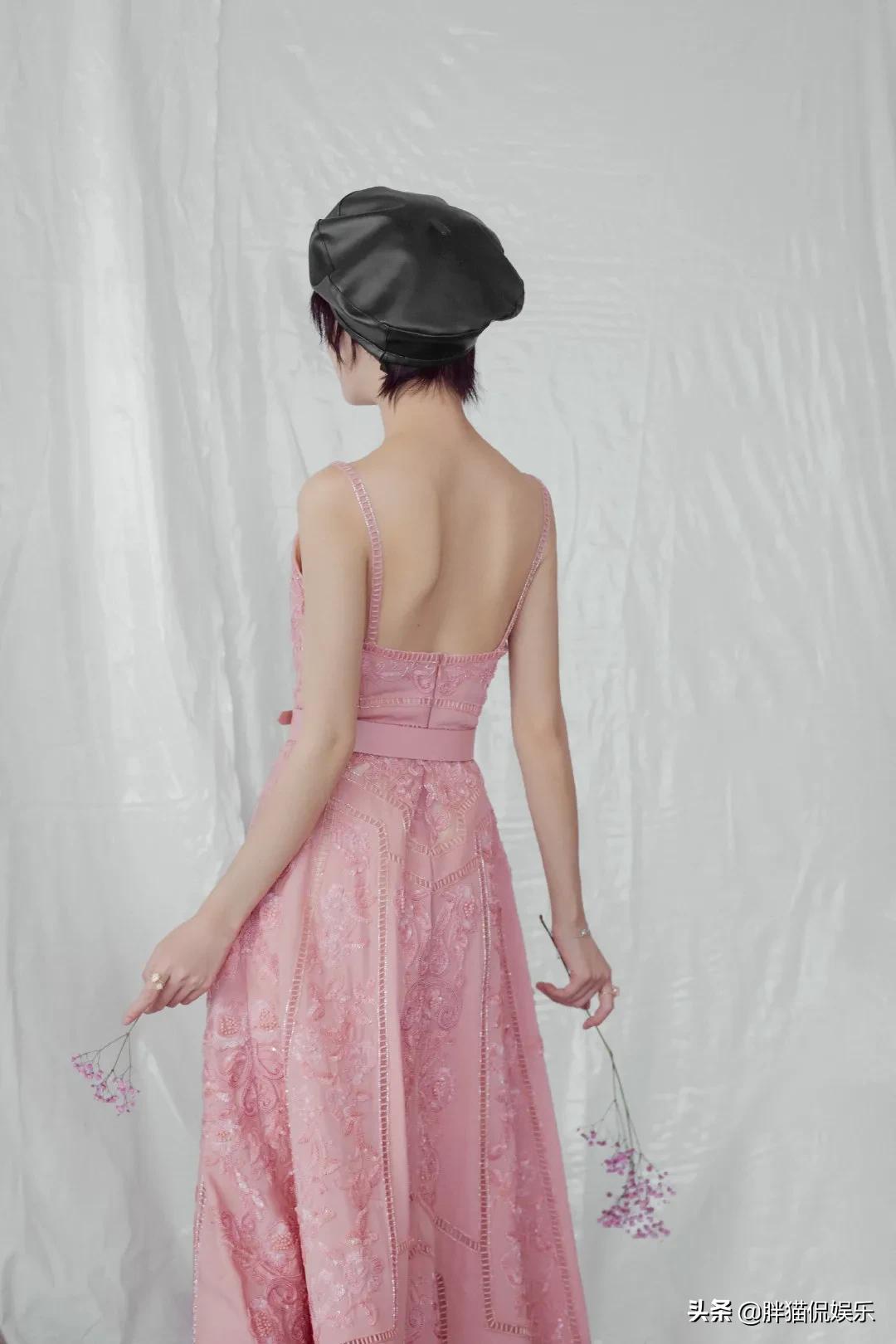 周冬雨一身粉色长裙化身美丽小天鹅，虽然不惊艳却很耐看