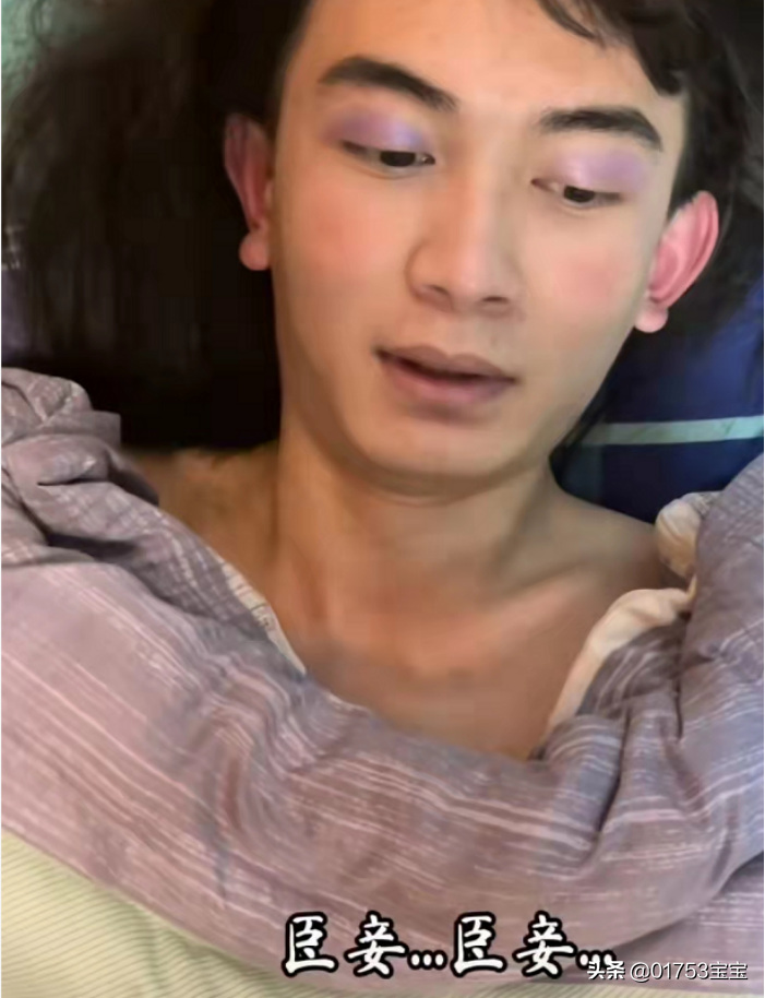 疫情封校，百无聊赖的男生宿舍上演起了“甄嬛传”，可谓活灵活现