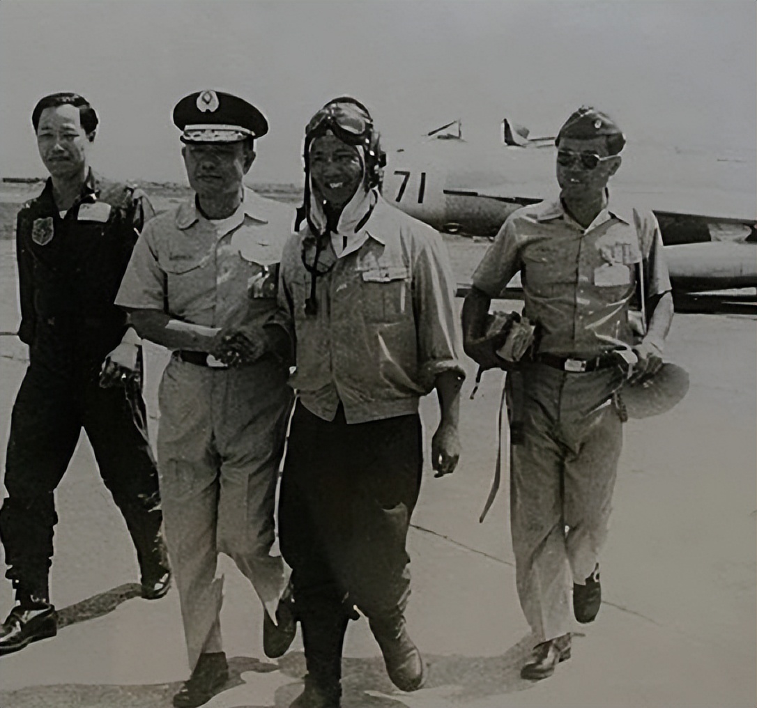 1977�� ������Ǯ��ɫ�����ķ�԰�� ��ʻ�Ƚ�ս���Ӵܶ԰�