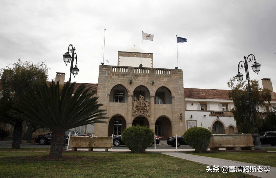 我问了留学生们，在美国、澳洲、英国、新加坡上学，要花多少钱？