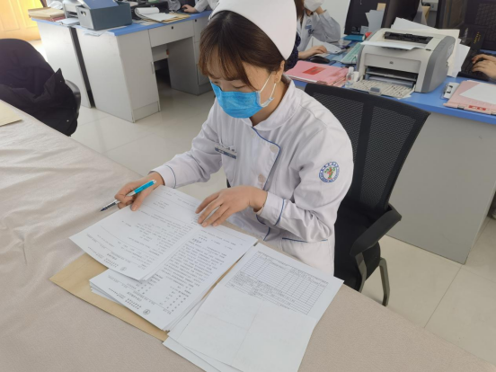 西安市红会医院罗曼：照顾“老小孩”，要用真感情