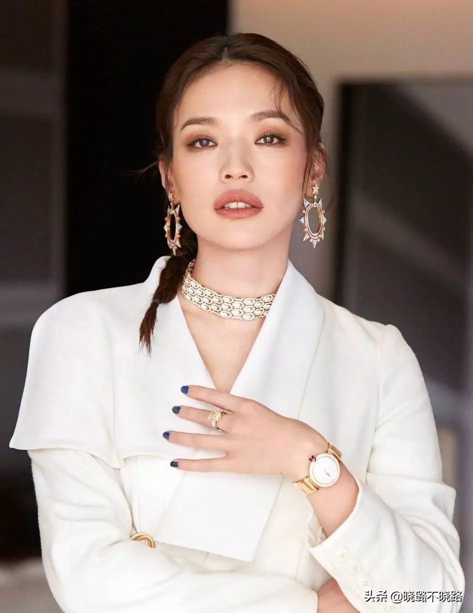 奔五的女人快远离“泰迪卷”！这3款烫发更适合你，显脸小还洋气