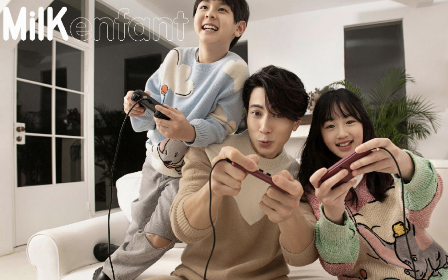 吴尊圣诞节打卡迪士尼，和妻子浪漫亲吻，NeiNei身高快赶上妈妈