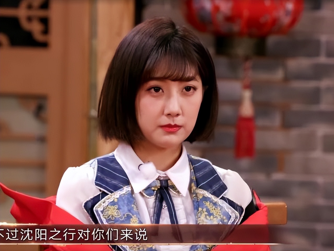 李艺彤清新甜蜜，灵动又亲切，明艳不可方物，尽显少女活力