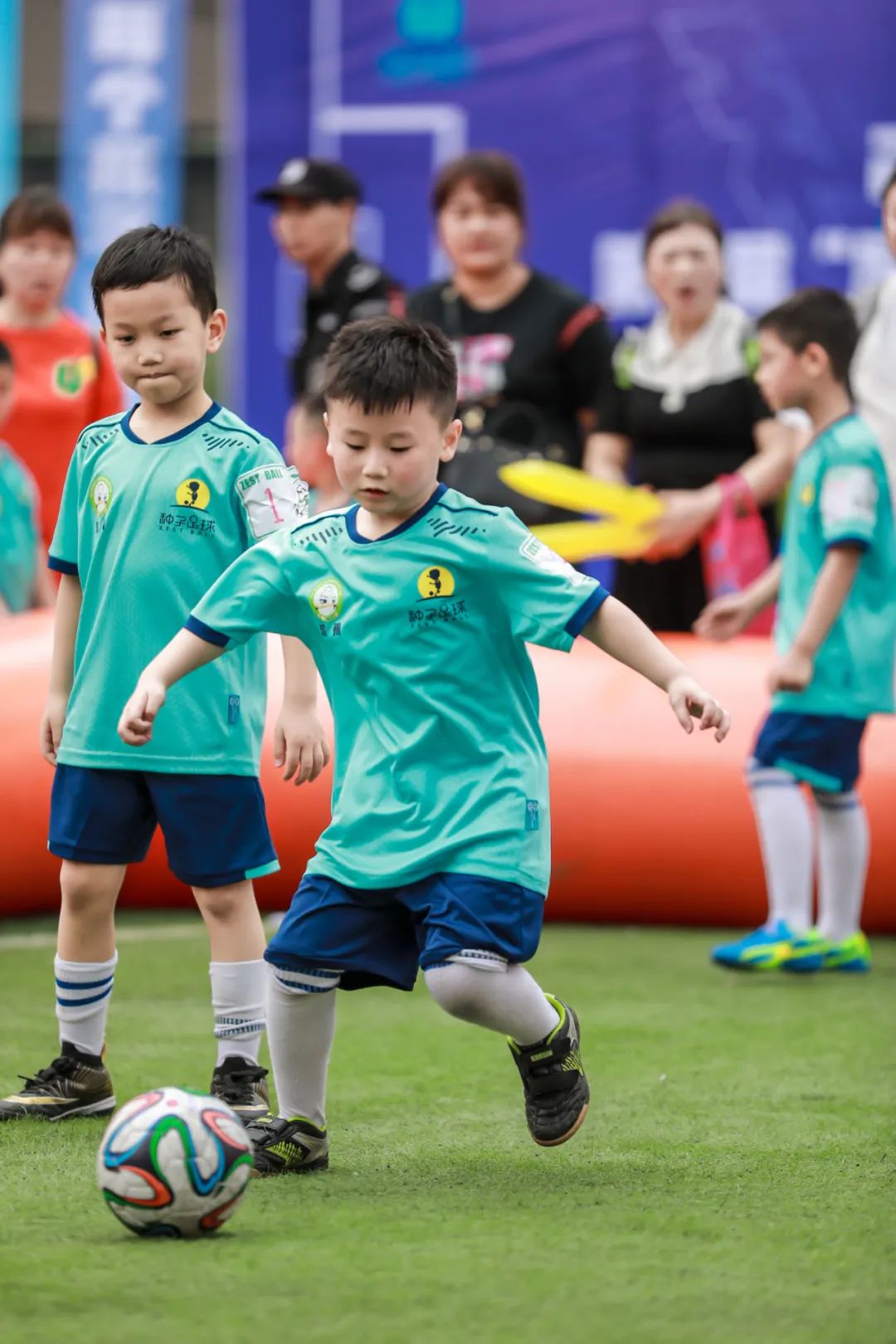 足球比赛为什么要带小孩(少年中国 | 从这里，将足球的种子撒到每个幼儿的教育中)