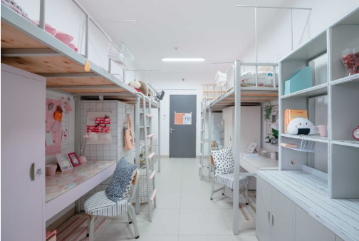 全国最寒酸大学宿舍上榜，环境堪比荒野求生现场，网友看了都摇头