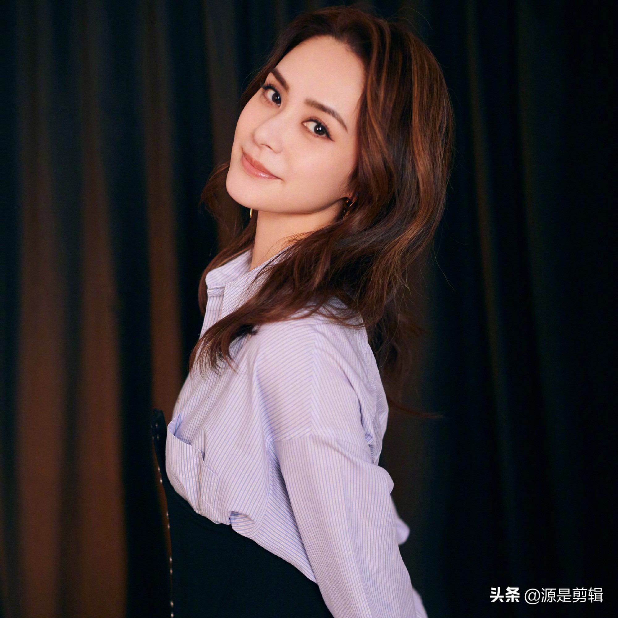 钟欣潼长发飘逸魅力十足