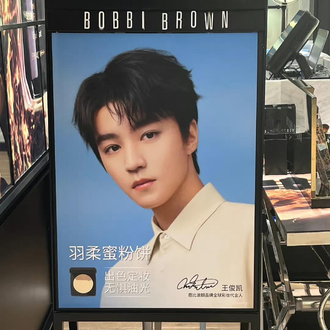 王俊凯易烊千玺的撕逼惊动上头？赵丽颖频繁上热搜？大s享受当下