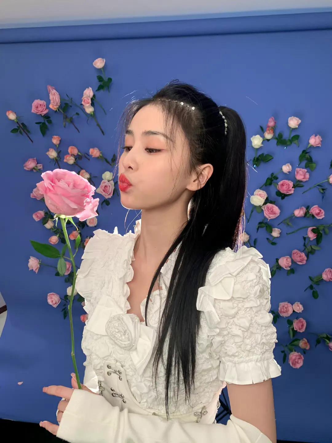 金晨、白鹿淡妆浓抹总相宜，自拍库存平易近人，领家妹妹即视感