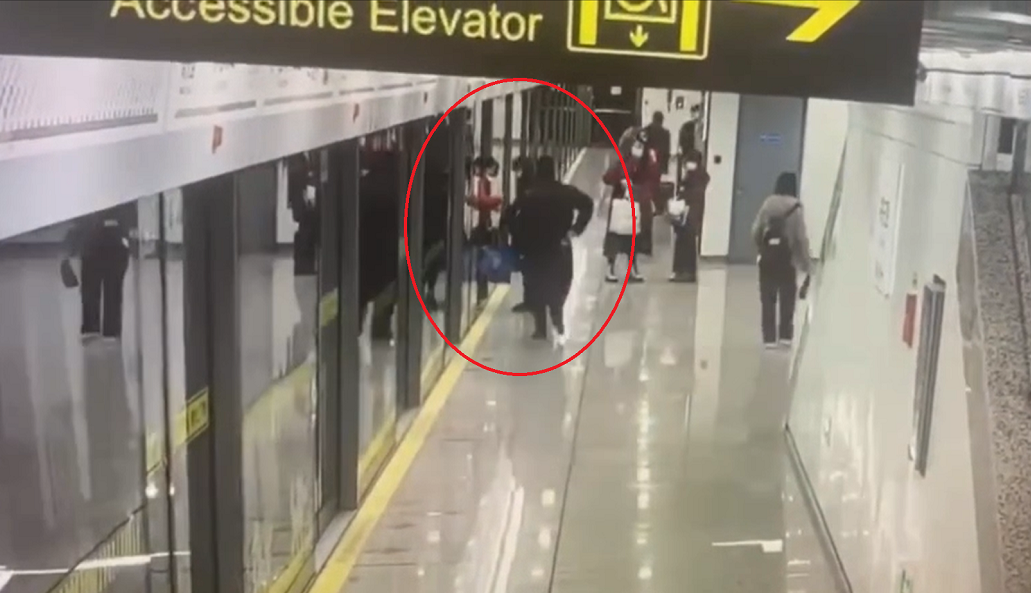 上海乘客被地铁门夹住后身亡！地铁有多重保护机制，为何都没用？