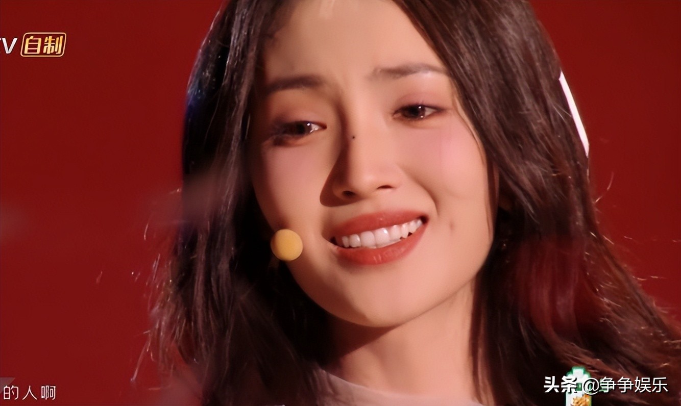 《乘风破浪》郑秀妍高音炸裂，王紫璇含泪微笑，舞台表现力满分