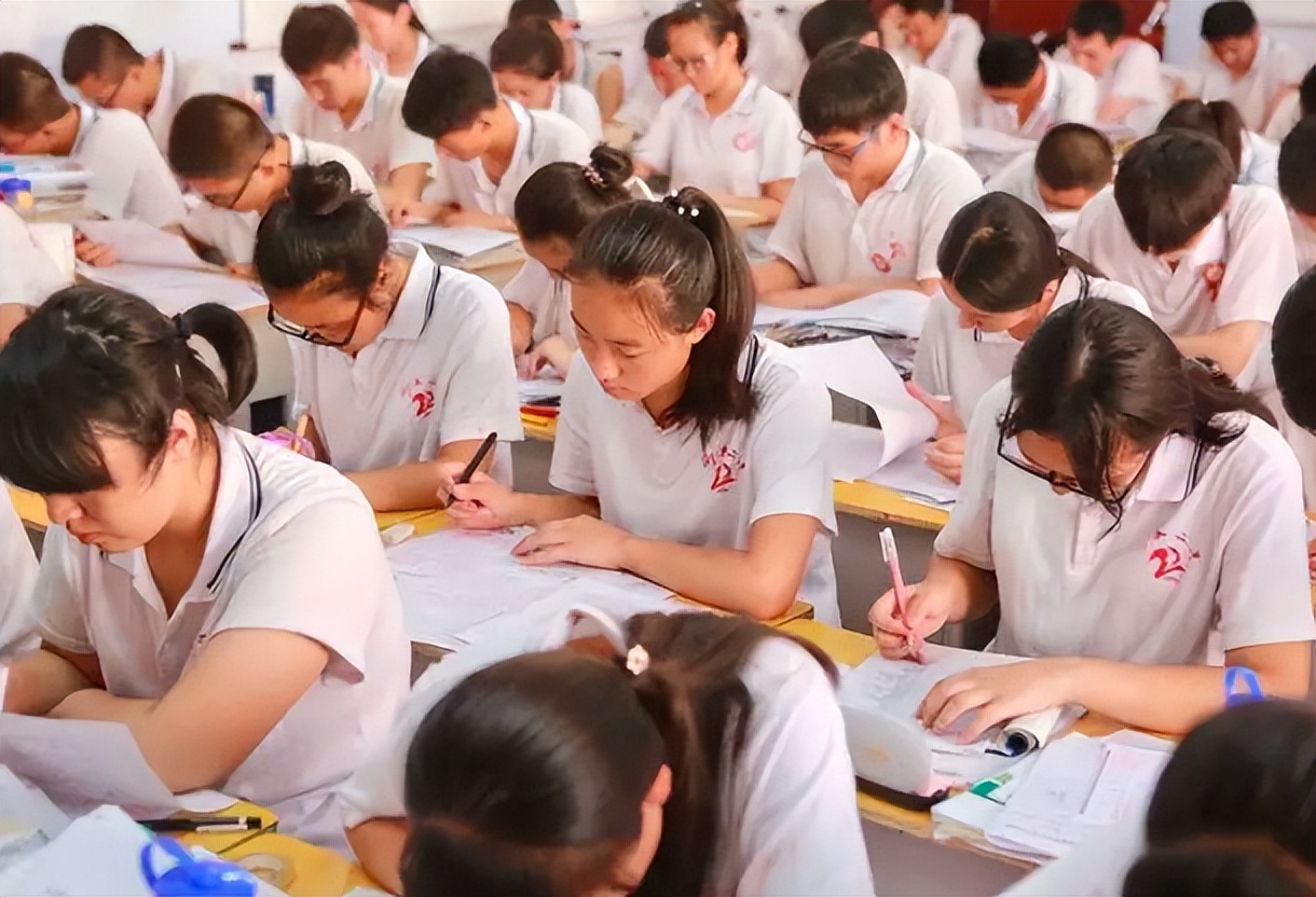 2022年高考，学生考多少分才能上211大学？班主任给出参考标准