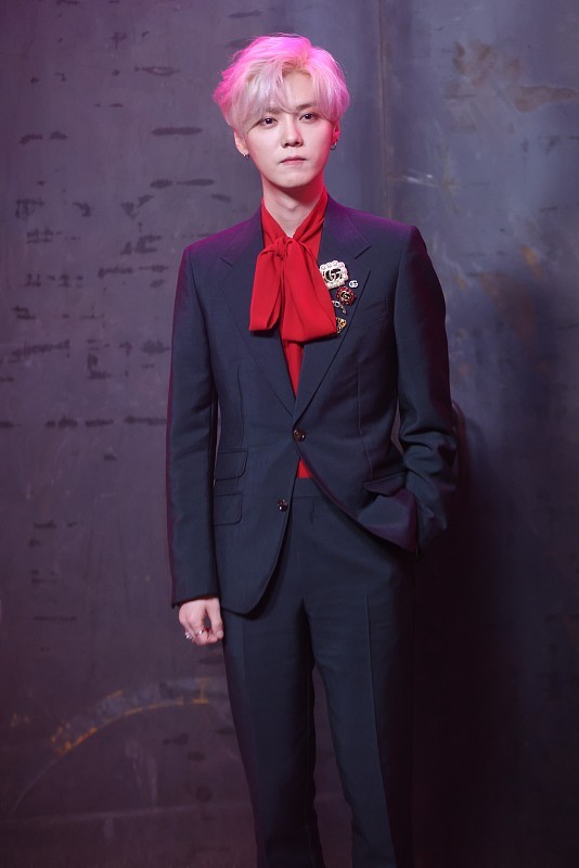 穿西服的男人就是帅(穿西服的男人就是帅哥)