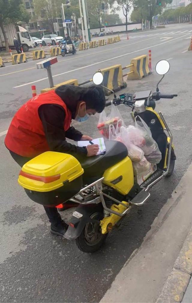 3700名太平洋中介小哥义务为居民跑腿、代买、当“大白”，还拒收红包