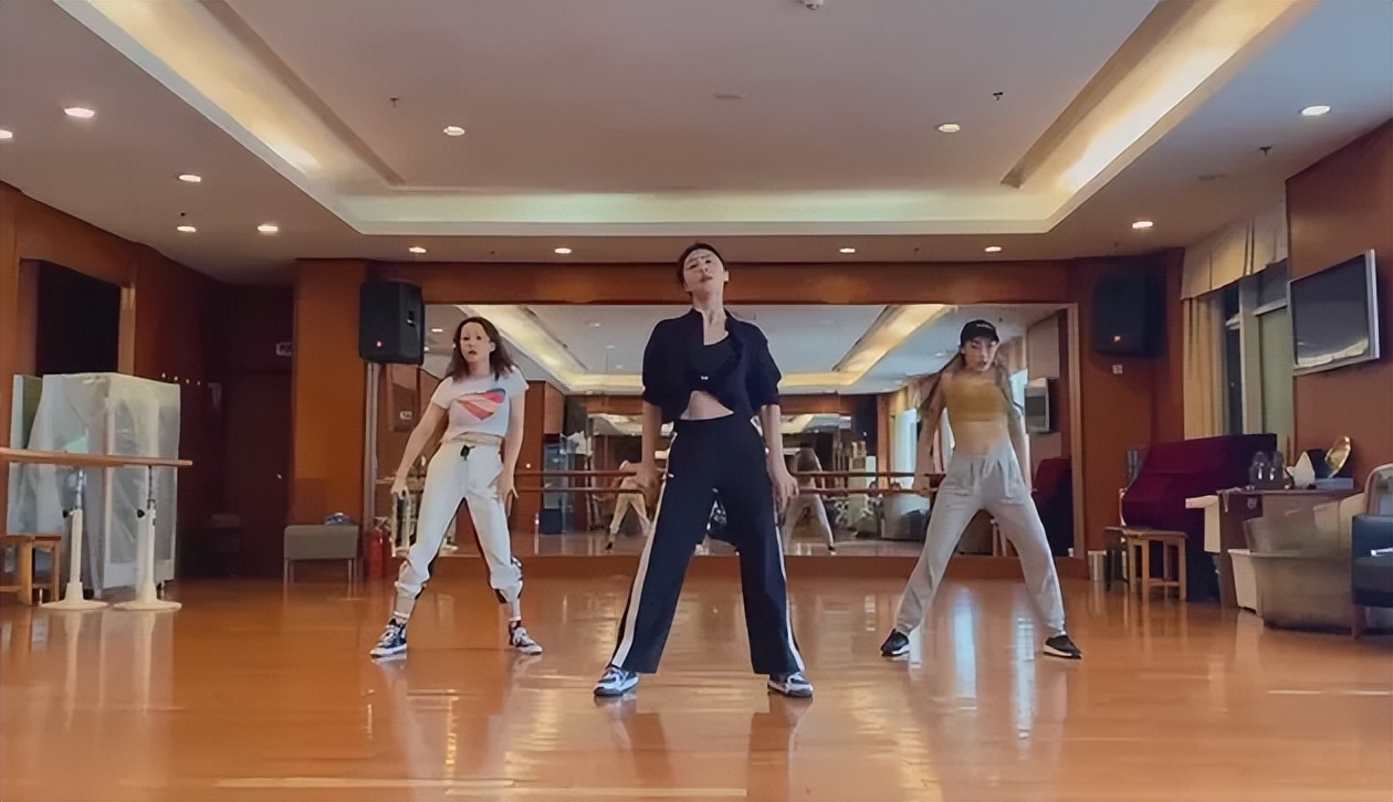 孙莉：18岁就跟了黄磊，三胎生了儿子后，她为何又选择复出？