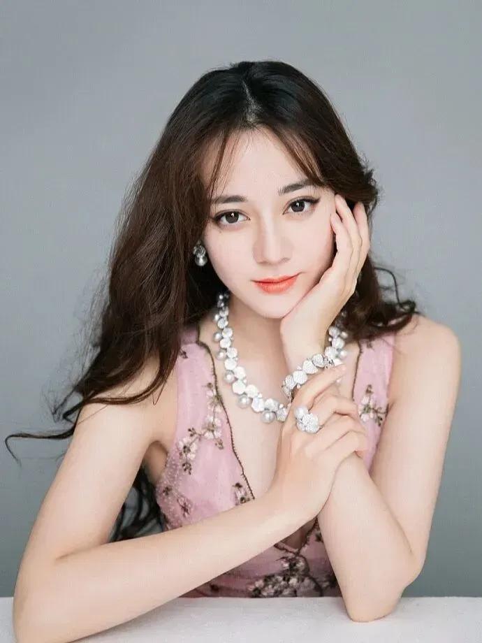 迪丽热巴是真的美，“怂脸拍”也不怕颜值照样好抗打，十分养眼