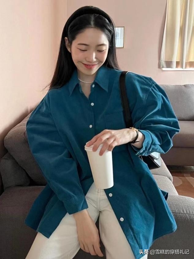 也有着后一种颜色的显白功能,而这就恰恰贴近了黄黑皮女性的肤色,让