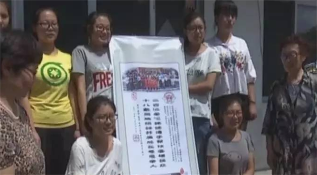 2017年农村四胞胎姐妹花同时考上大学，父母给她们一人买一部手机