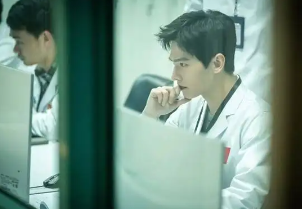 神十三着陆，“北京明白”帅小伙再次冲上热搜，学历背景叫人感慨