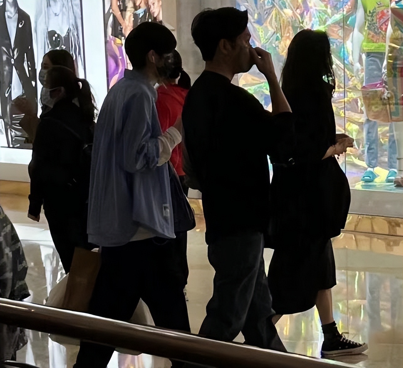 袁咏仪儿子晒澳门旅行照，15岁魔童高大帅气，文案被指求生欲满满