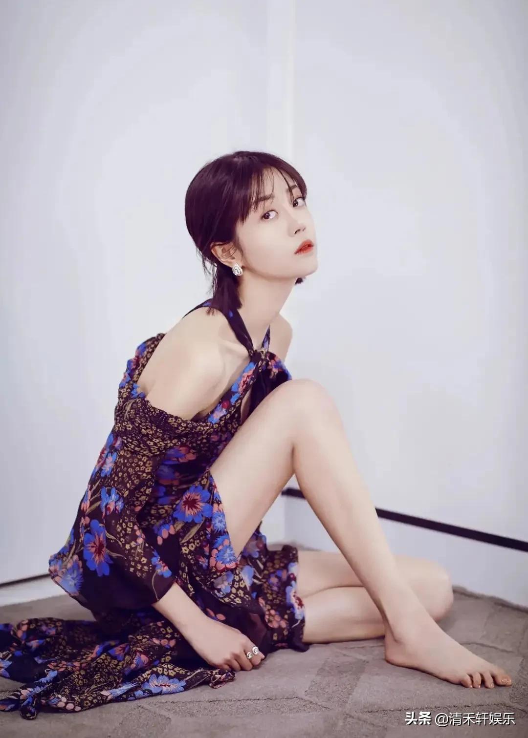 李溪芮穿黑色裙子，更妩媚动人一些。她的美貌，超治愈不开心