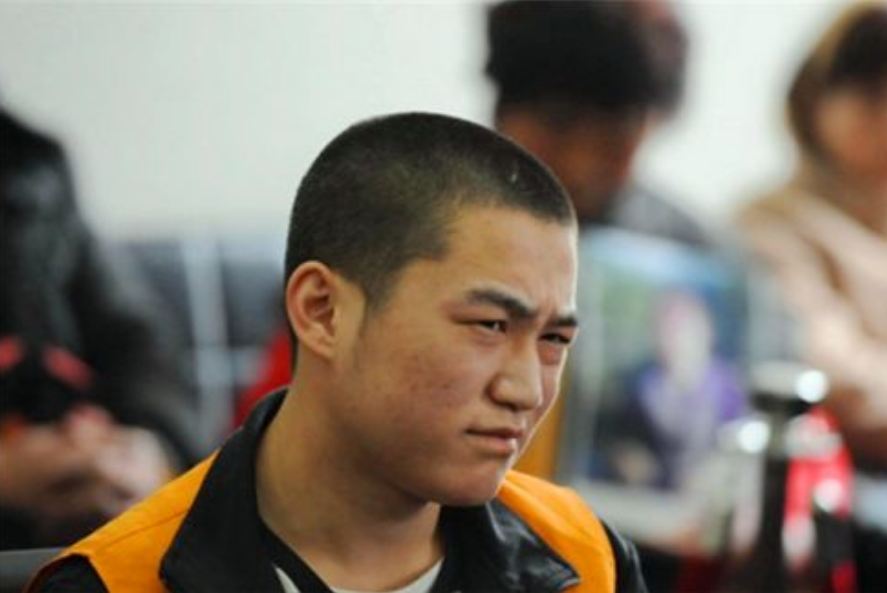 9年前,20岁杀人犯法庭上微笑求死,向法官鞠躬请求:请判我死刑