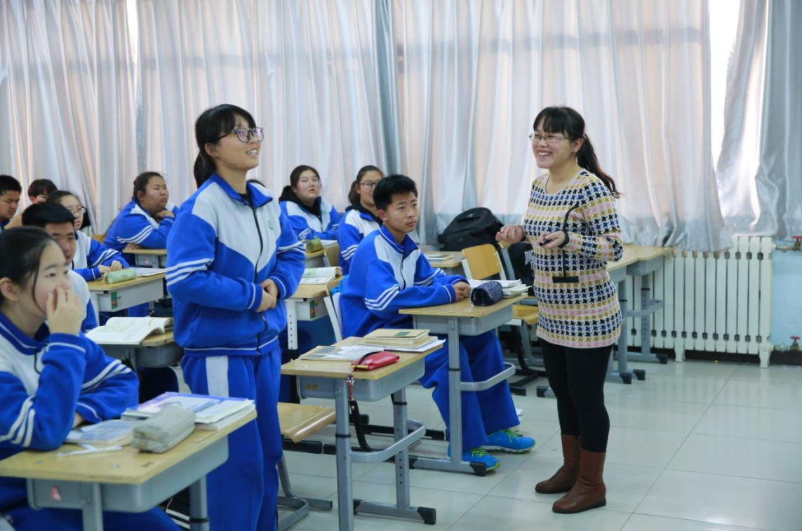 90后教师阅卷火了，评语风趣幽默，网友：这样的老师给我来一打