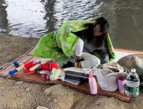 女大学生创业失败住桥洞，寒风中不忘学习，但小细节“出卖”了她