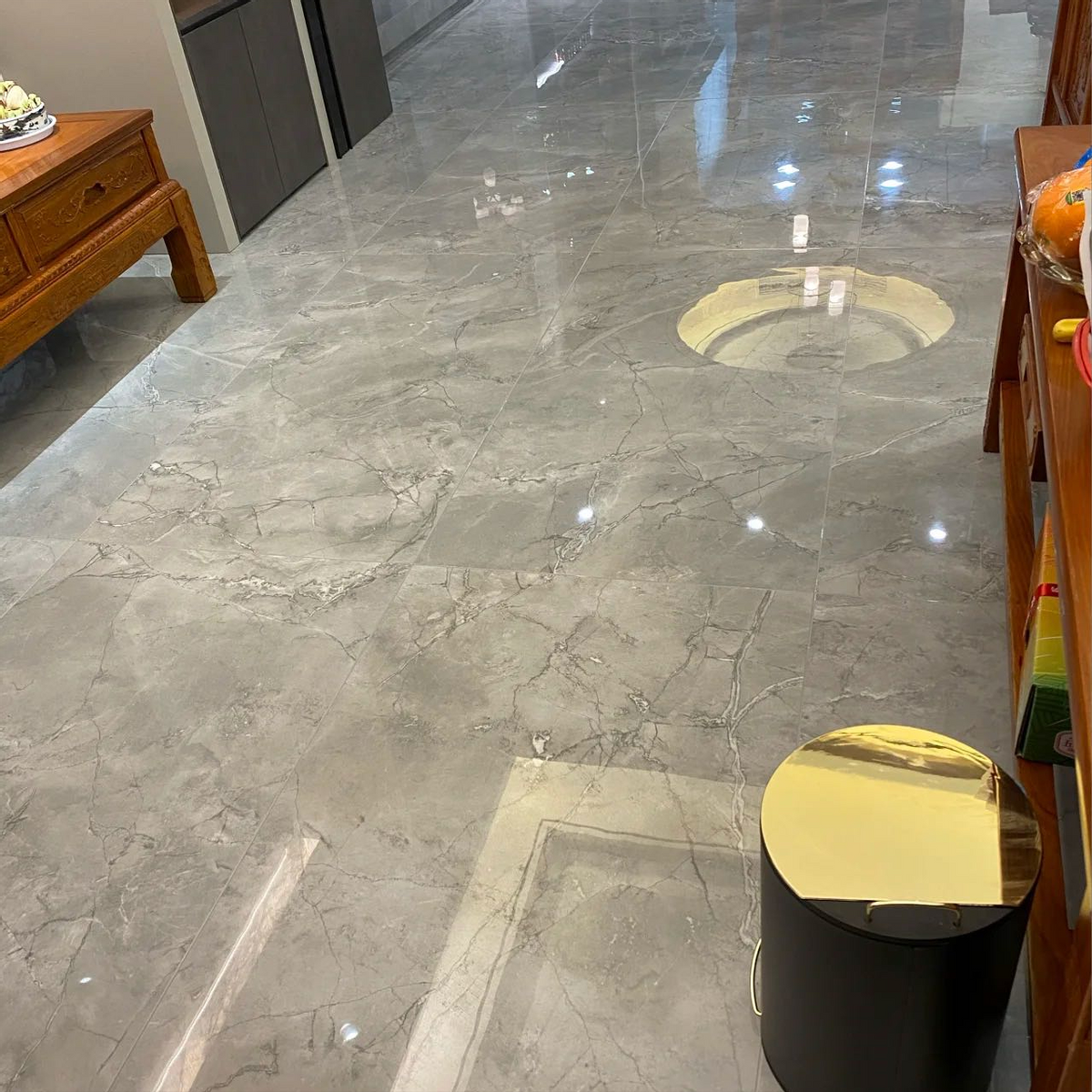 客厅贴米色瓷砖好看还是灰色瓷砖好看？当初选了灰色，现在后悔了