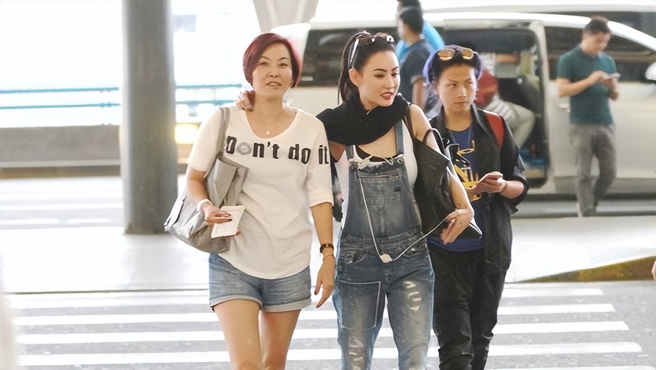 张柏芝的日常穿搭很独特，甜酷的感觉不像中年人，时髦还炫酷