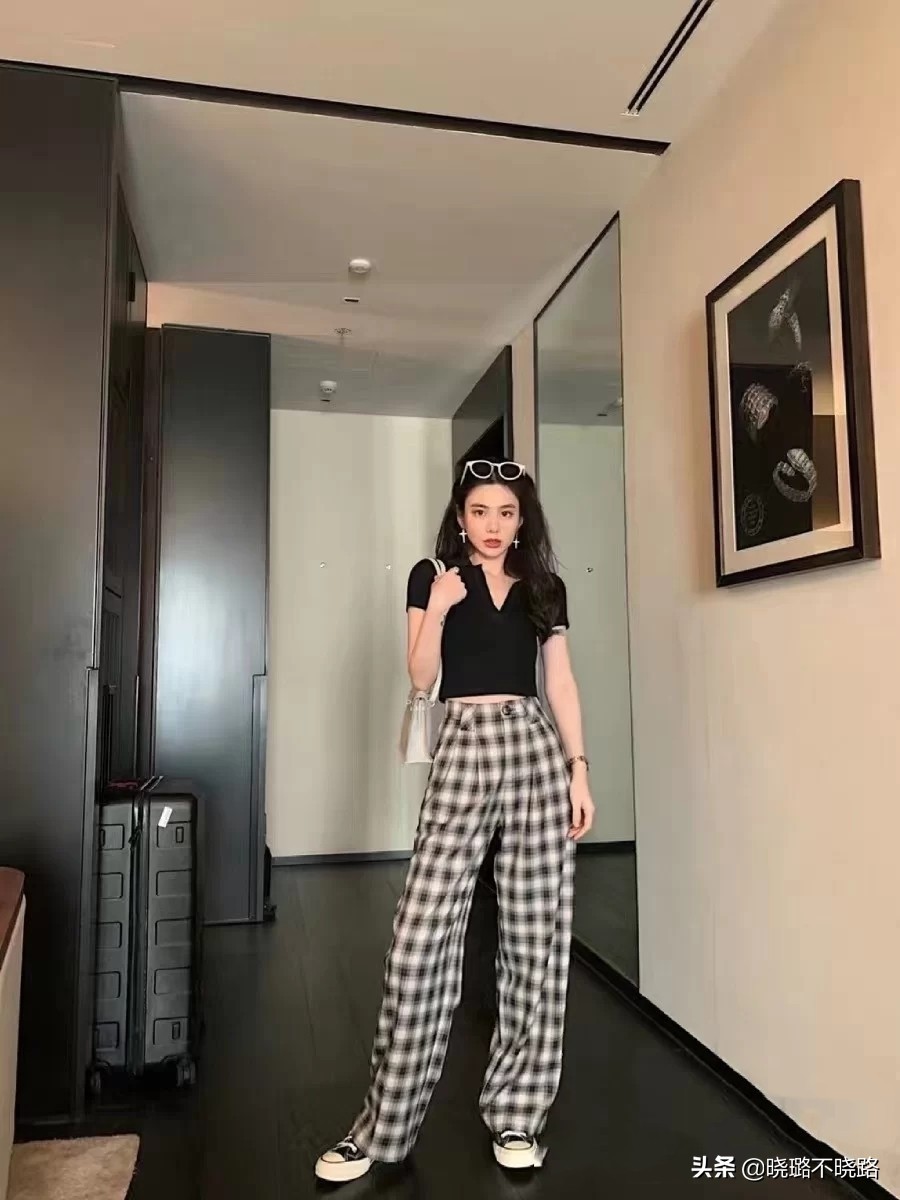 杨幂又带火了一种穿法叫：“T恤＋方块裤”，时髦显瘦还不易撞衫
