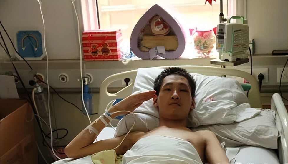 2012年，90后学警车轨救人被轧断双腿，5年后娶照顾他的美女护士